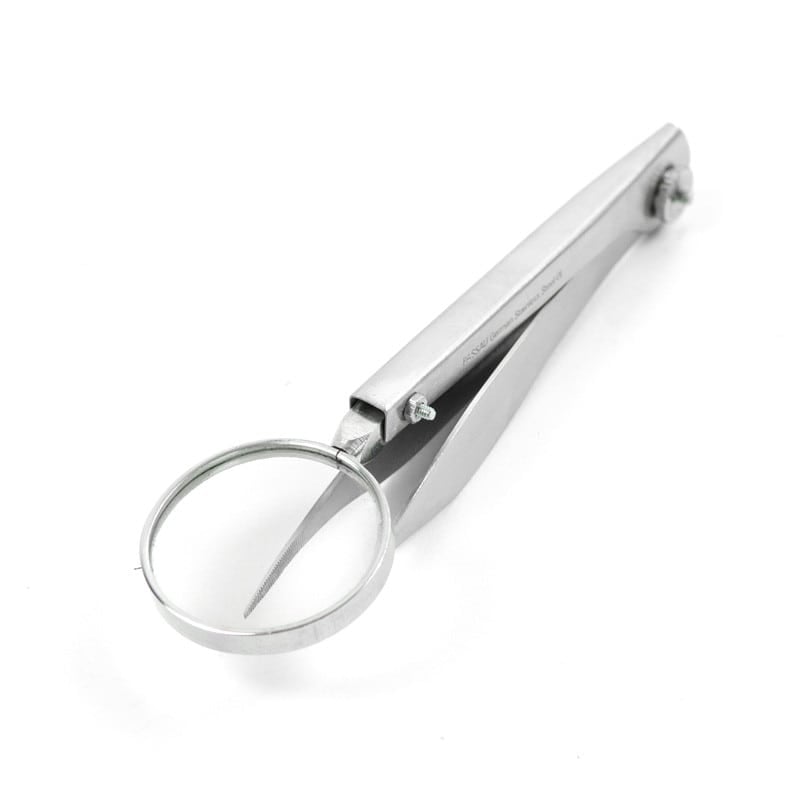 Forceps with magnifying glass